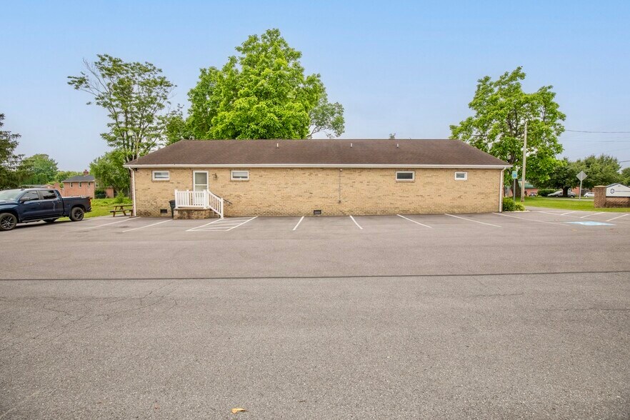 302 Rock Cliff Dr, Martinsburg, WV à vendre - Photo principale – Image 3 sur 35