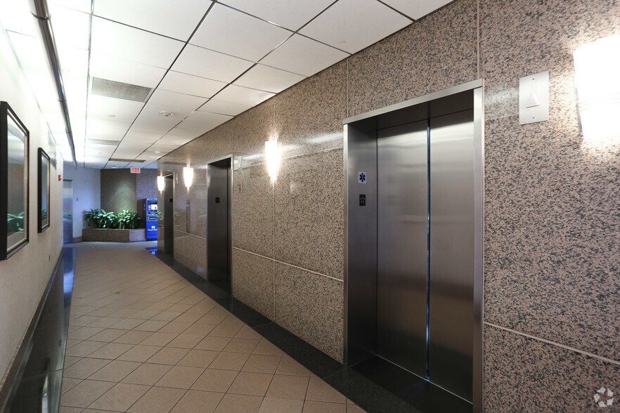 330 Whitney Ave, Holyoke, MA à louer - Hall d’entrée – Image 3 sur 11