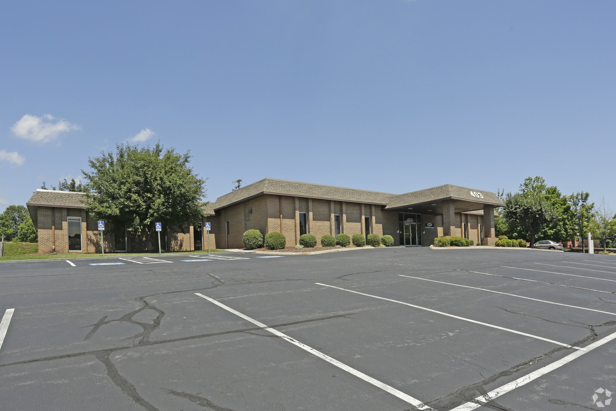 403 Princeton Rd, Johnson City, TN à louer Photo principale– Image 1 sur 4