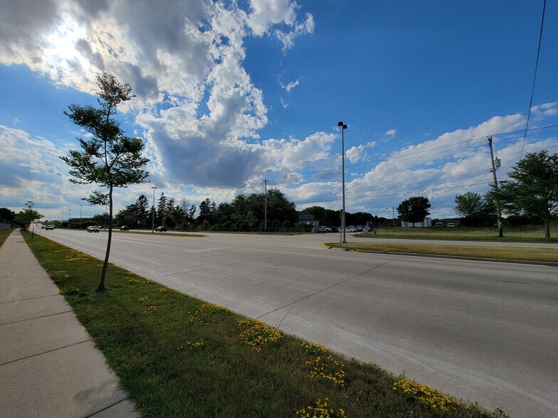 5732 W Rawson Ave, Franklin, WI à vendre - Photo de l’immeuble – Image 3 sur 12