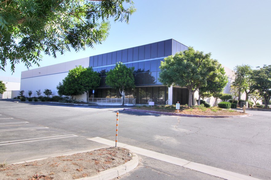 601 S Dupont Ave, Ontario, CA à louer - Photo de l’immeuble – Image 2 sur 30