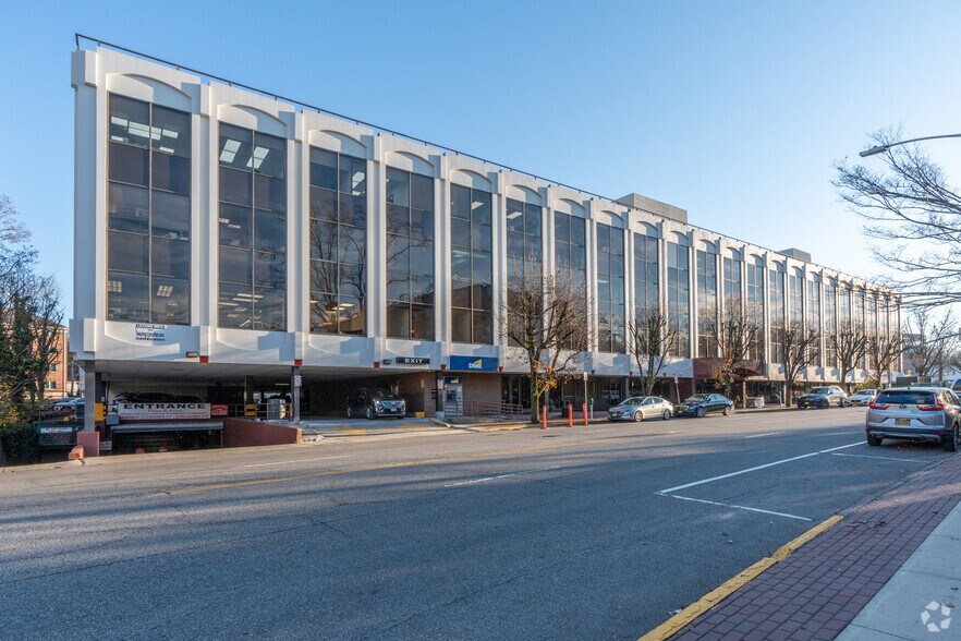 98 Cuttermill Rd, Great Neck, NY à louer - Photo de l’immeuble – Image 2 sur 12