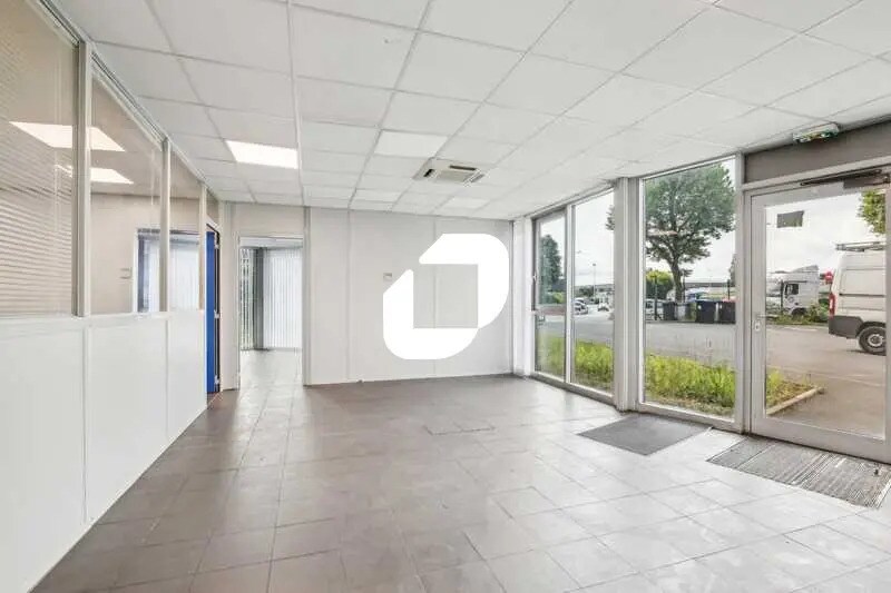 Bureau dans La Courneuve à louer - Photo de l’immeuble – Image 2 sur 9