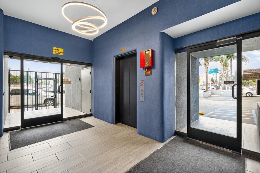 10999 Riverside Dr, North Hollywood, CA à louer - Photo de l’immeuble – Image 3 sur 23