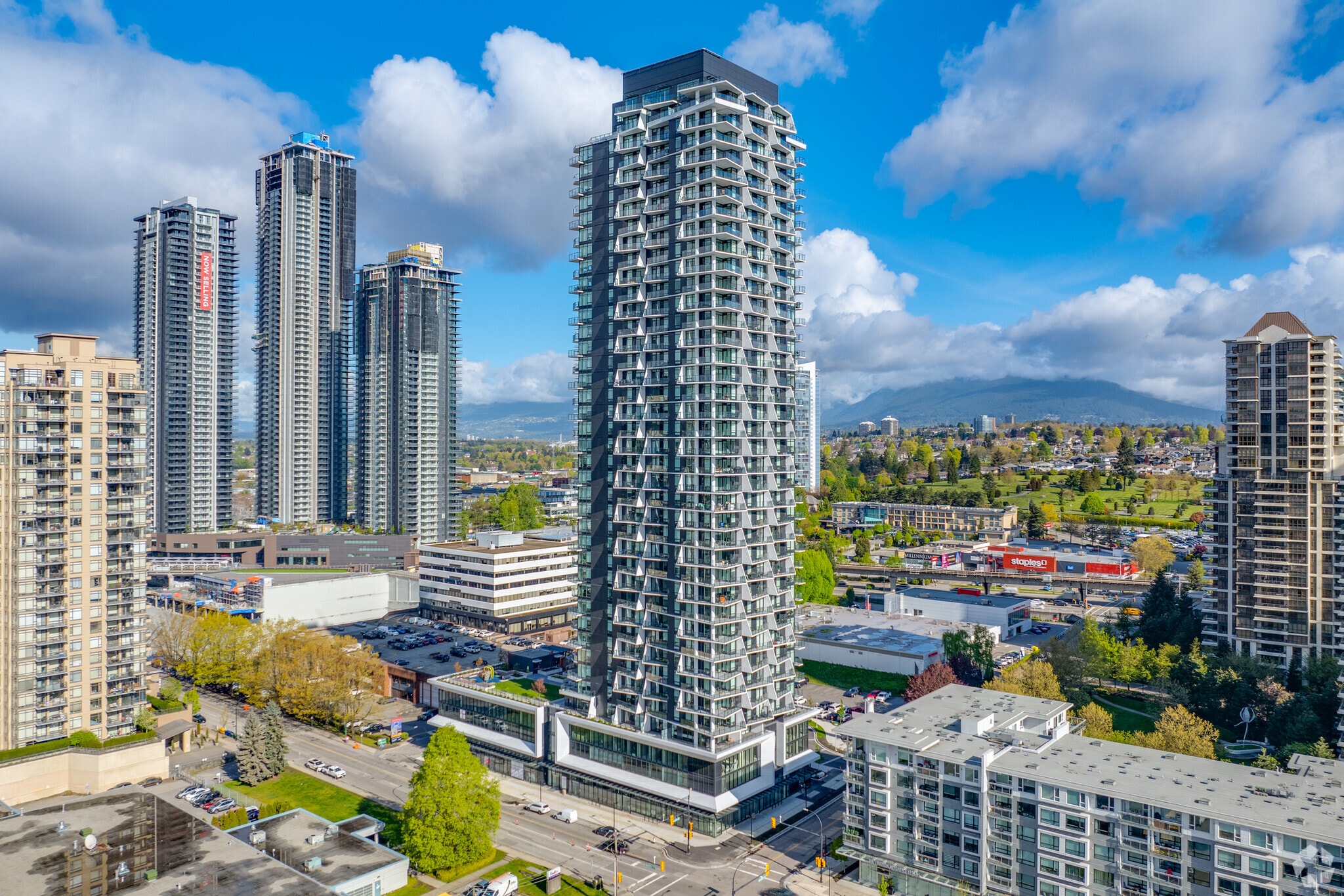 4285 Dawson St, Burnaby, BC à vendre Photo de l’immeuble– Image 1 sur 9