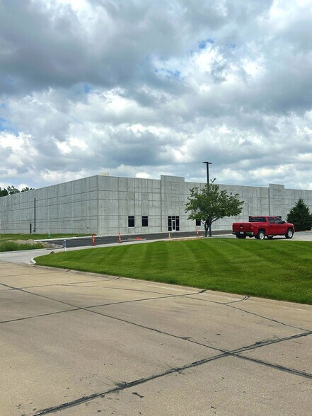 500-550 Corporate Hills Dr, Saint Charles, MO à louer - Photo de l’immeuble – Image 1 sur 9