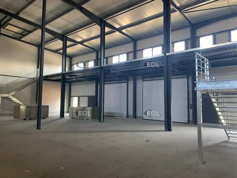 Local d’activités dans Carpentras à louer - Photo de l’immeuble – Image 2 sur 3