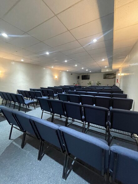 13020 NE 8th Ave, Miami, FL à louer - Photo de l’immeuble – Image 3 sur 15