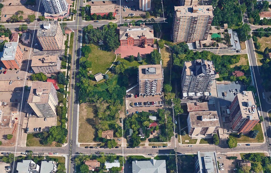 9724 105 St NW, Edmonton, AB à vendre - Photo de l’immeuble – Image 2 sur 28