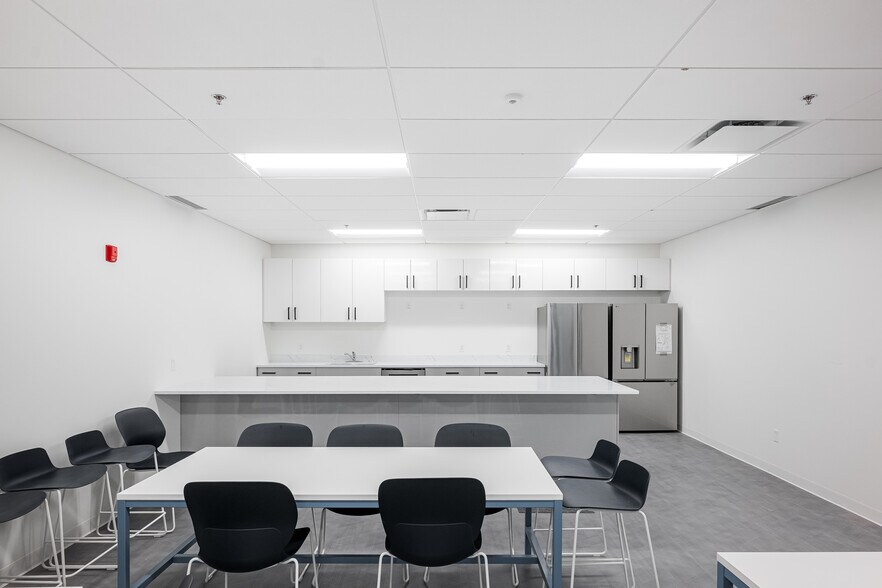 4800-4858 Rue Lévy, Montréal, QC à louer - Photo intérieure – Image 2 sur 14