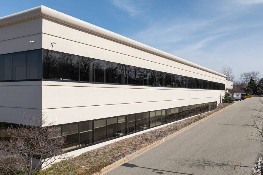 500 Plymouth Ave NE, Grand Rapids, MI à louer - Photo de l’immeuble – Image 3 sur 5