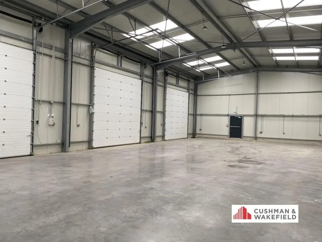 Local d’activités dans Saint-Ouen-de-Thouberville à louer Photo de l’immeuble– Image 1 sur 4