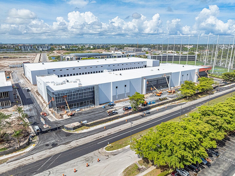 311 Racetrack Loop, Pompano Beach, FL à louer - Photo de l’immeuble – Image 3 sur 106