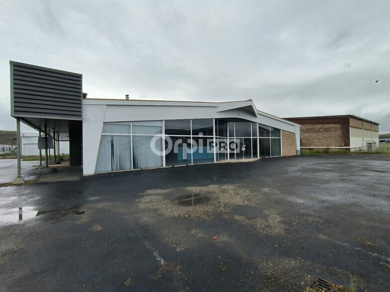 Bureau dans Saint-Pantaléon-de-Larche à louer - Photo de l’immeuble – Image 2 sur 12