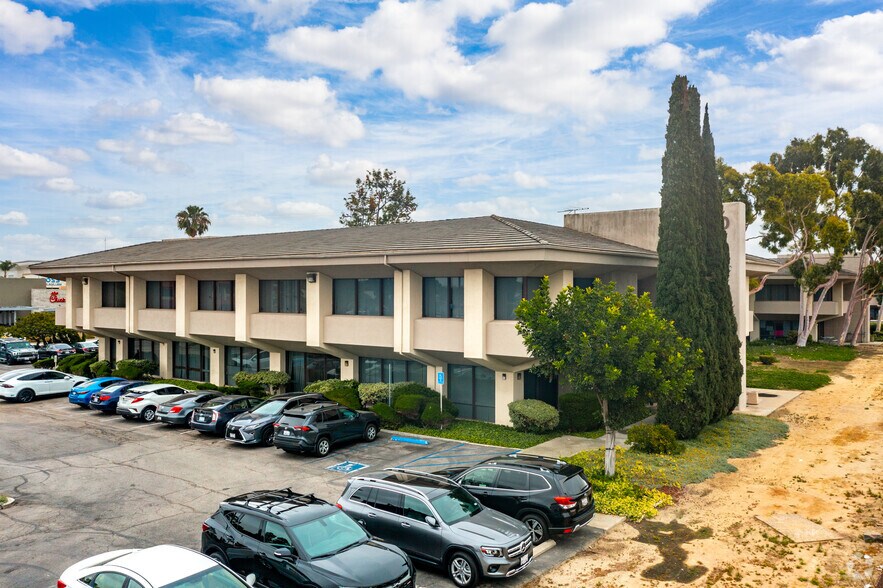 500 E Carson Plaza Dr, Carson, CA à louer - Photo de l’immeuble – Image 2 sur 7