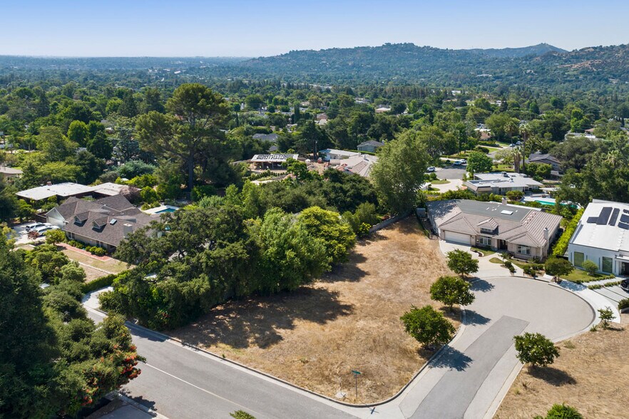 4720 Olive Ct, La Cañada Flintridge, CA à vendre - Photo de l’immeuble – Image 2 sur 9