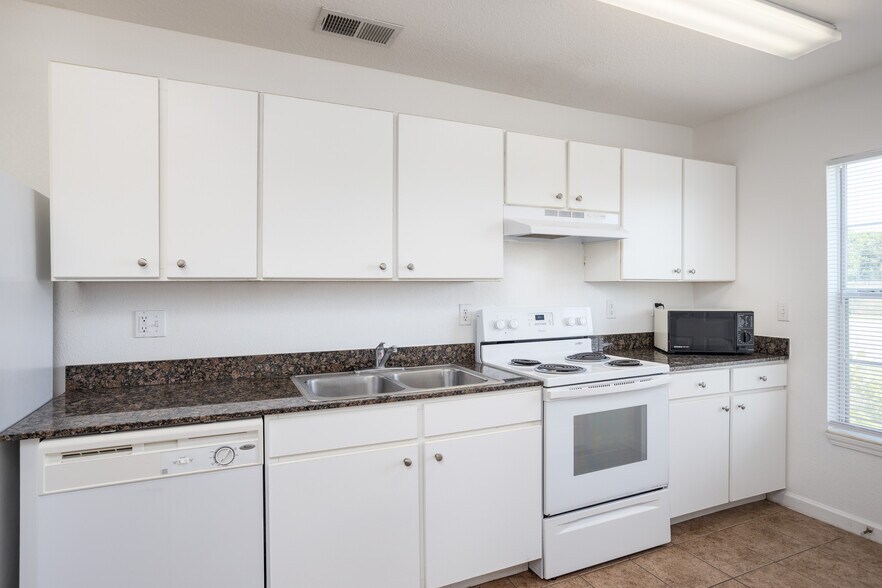 1540 NE Skippers Way, Palm Bay, FL à vendre - Photo intérieure – Image 2 sur 4