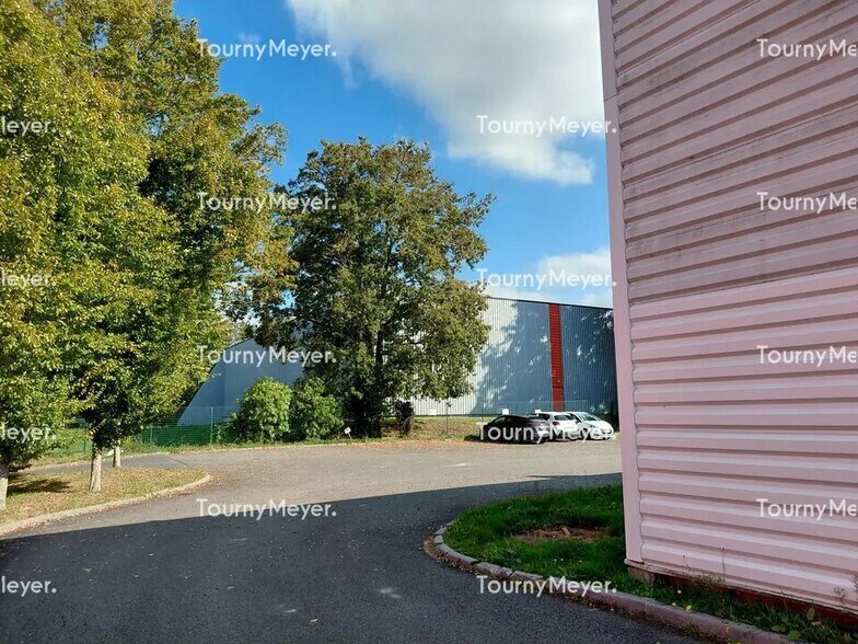 Local d’activités dans La Chapelle-sur-Erdre à louer - Photo de l’immeuble – Image 2 sur 9