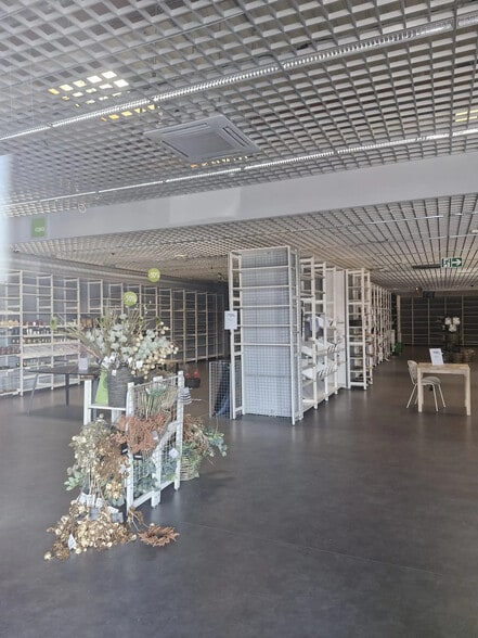 Local commercial dans L'ISLE-D'ABEAU à louer - Photo de l’immeuble – Image 3 sur 4