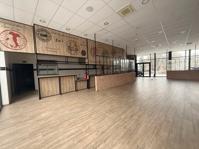 Plus de détails pour Local commercial à louer