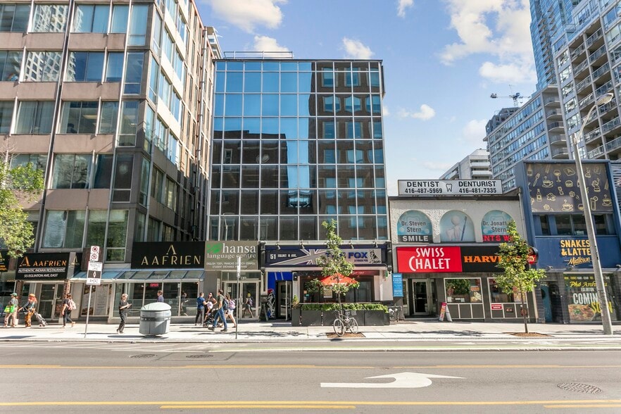 51 Eglinton Ave E, Toronto, ON à vendre - Photo de l’immeuble – Image 2 sur 2
