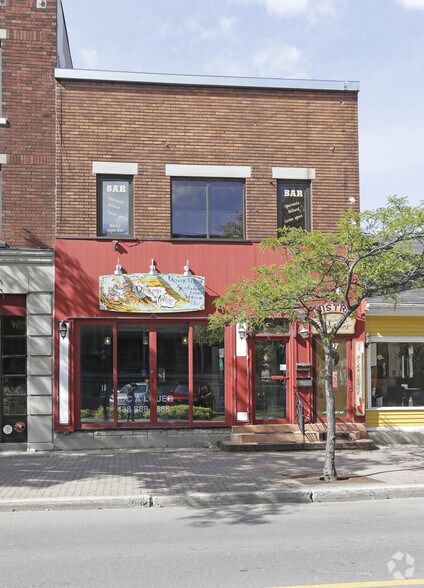 105-107 Rue Saint-Charles O, Longueuil, QC à vendre - Photo principale – Image 1 sur 2
