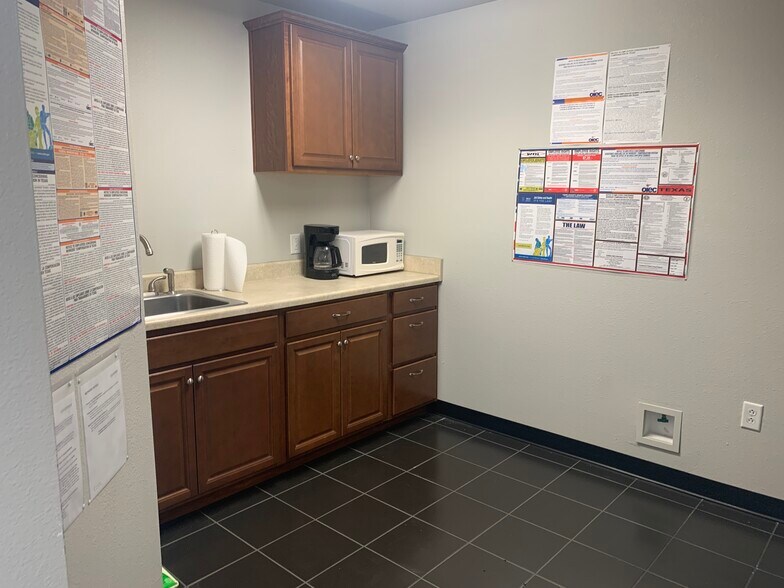 4222 Russell Dr, Corpus Christi, TX à louer - Photo de l’immeuble – Image 2 sur 9