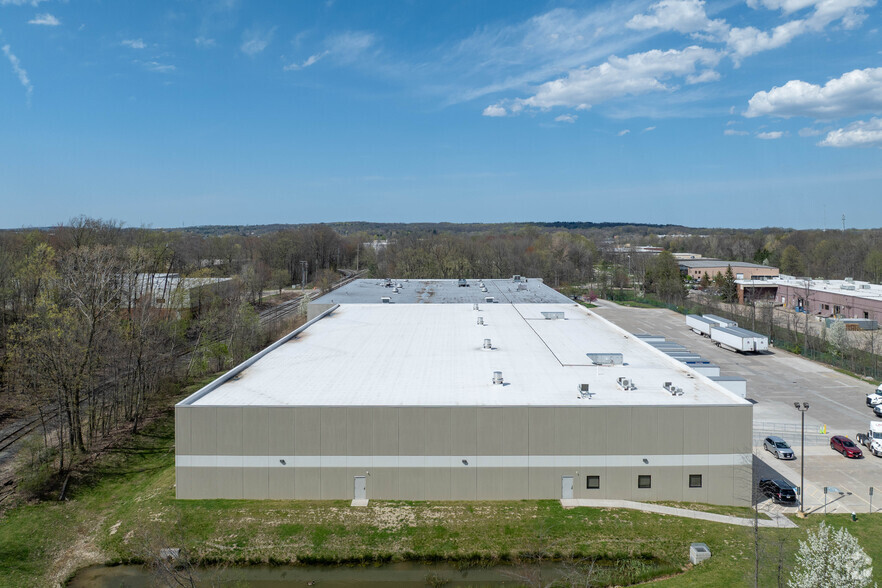 6575 Davis Industrial Pky, Solon, OH à louer - Photo de l’immeuble – Image 3 sur 4