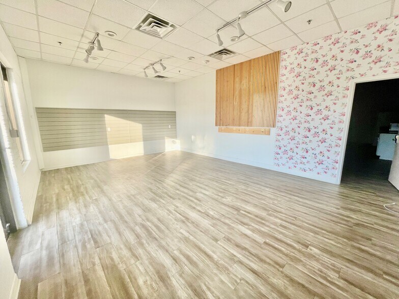 611 Dallas Dr, Roanoke, TX à louer - Photo de l’immeuble – Image 2 sur 5