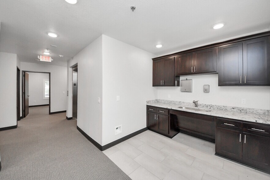 6536 Greatwood Pky, Sugar Land, TX à louer - Photo de l’immeuble – Image 3 sur 19