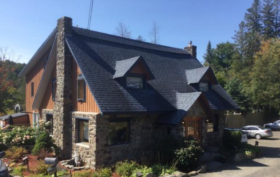 2310 Boul De Sainte-Adèle, Sainte-Adele, QC à vendre - Photo principale – Image 1 sur 18