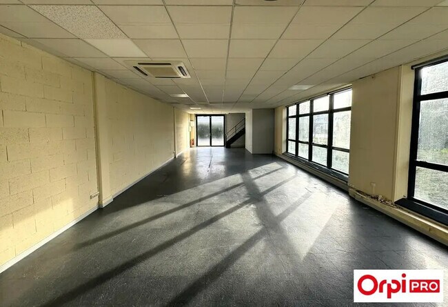 Plus de détails pour Local d'activités à louer
