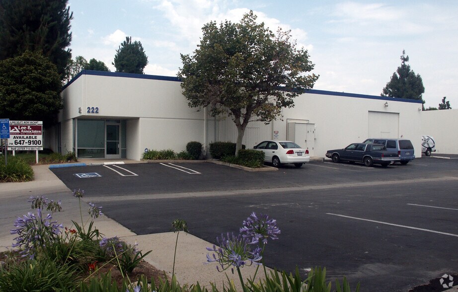 1390 Titan Way, Brea, CA à louer - Photo de l’immeuble – Image 2 sur 7