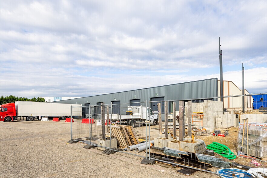 22 Avenue Du 24 Août 1944, Corbas à louer - Photo principale – Image 1 sur 7