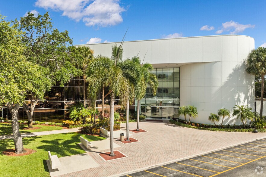 560 Village Blvd, West Palm Beach, FL à louer - Photo principale – Image 1 sur 14