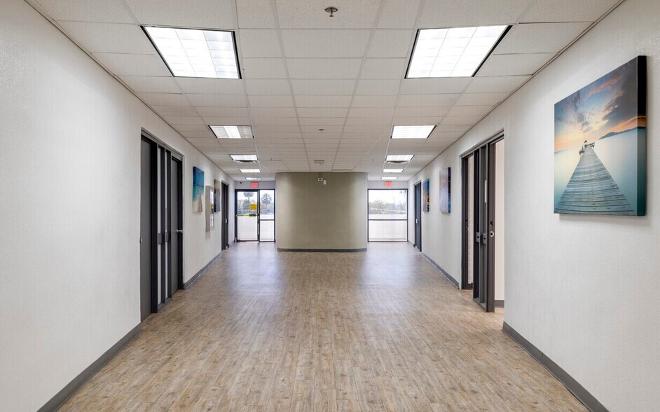 5060 N 19th Ave, Phoenix, AZ à louer - Photo de l’immeuble – Image 2 sur 21