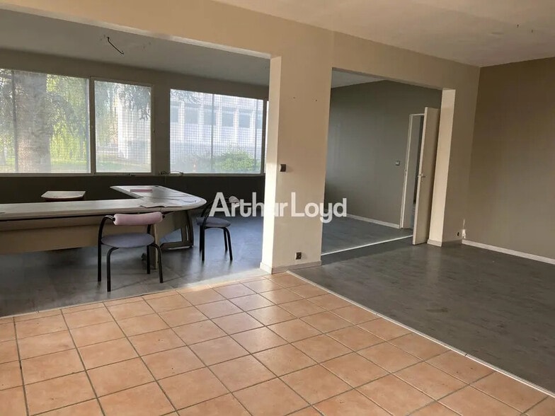 Local d’activités dans Saint-Martin-sur-le-Pré à louer - Photo de l’immeuble – Image 2 sur 3