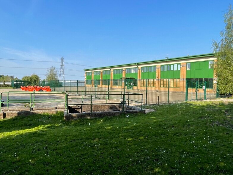 Grovebury Rd, Leighton Buzzard à louer - Photo de l’immeuble – Image 2 sur 5