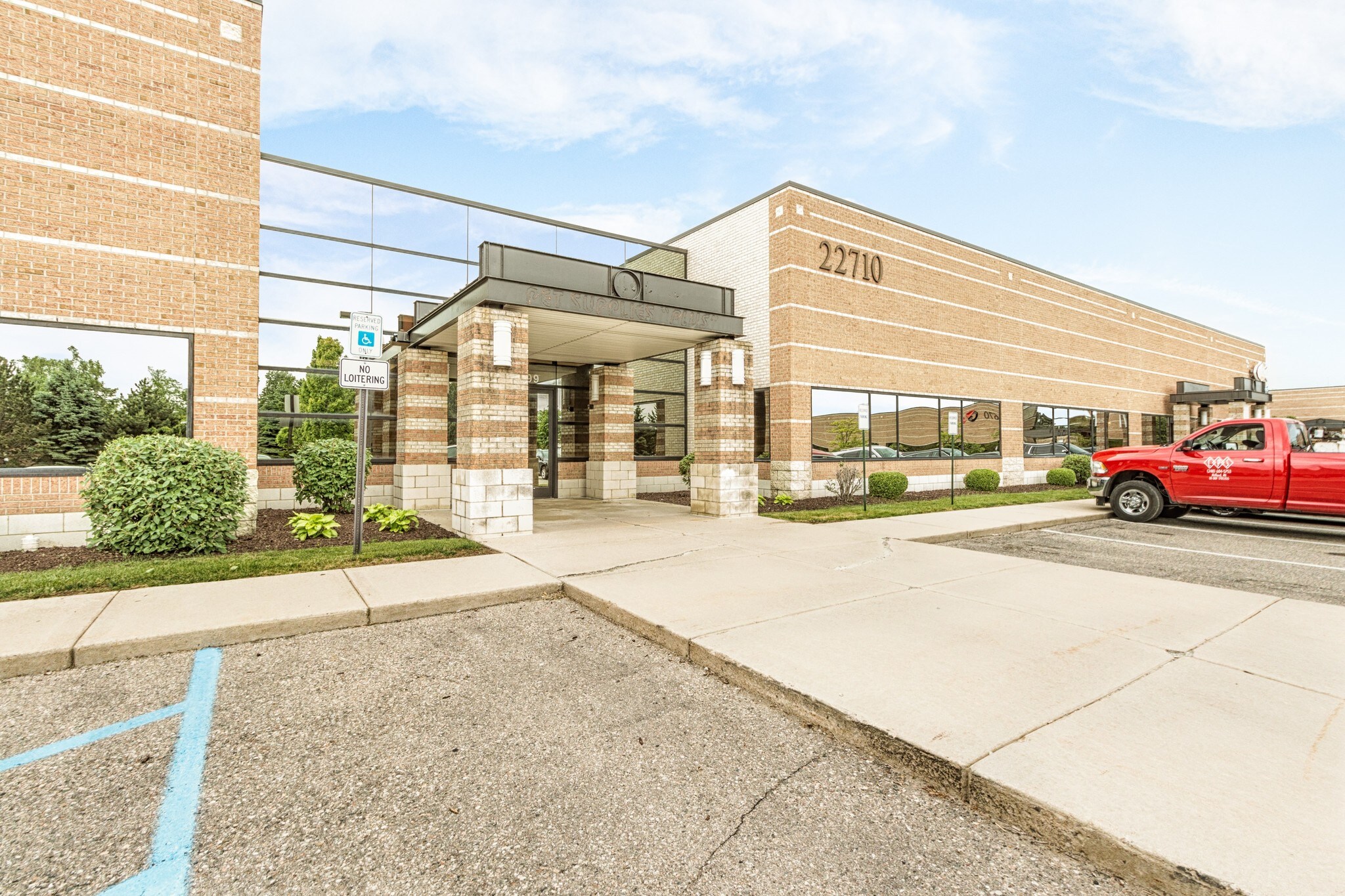 22710 Haggerty Rd, Farmington Hills, MI à louer Photo de l’immeuble– Image 1 sur 13