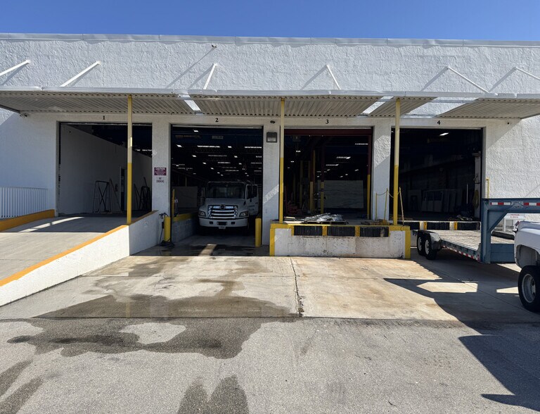 3531 Old Metro Pky, Fort Myers, FL à louer - Photo de l’immeuble – Image 3 sur 12