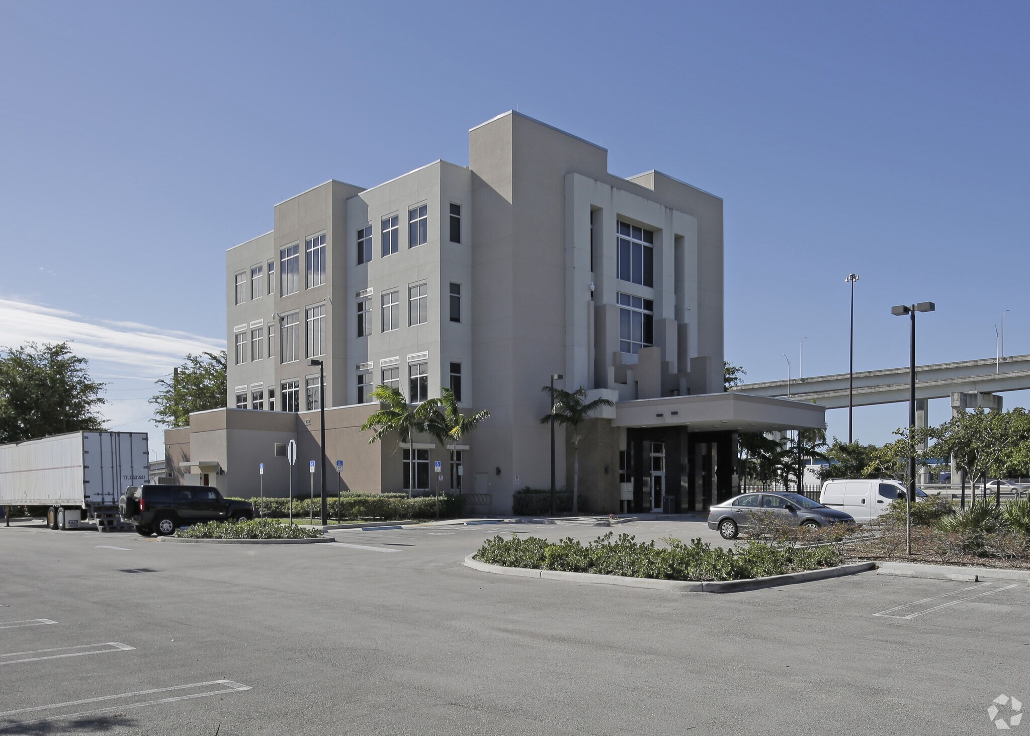 585 NW 161st St, Miami, FL à louer Photo principale– Image 1 sur 4