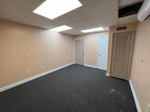 8449-8459 NW 66th St, Miami, FL à louer Photo intérieure– Image 2 sur 7