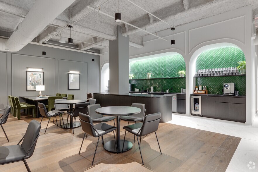 3200 E Camelback Rd, Phoenix, AZ à louer - Photo intérieure – Image 3 sur 12