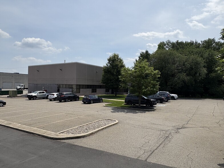 115 Newfield Ave, Edison, NJ à louer - Photo de l’immeuble – Image 3 sur 5