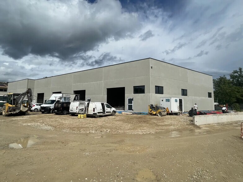 Local d'activités dans Montauroux à vendre - Photo de l’immeuble – Image 2 sur 2