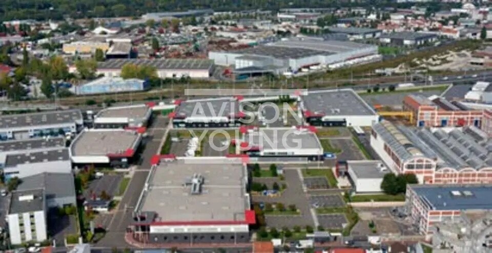 Local d’activités dans La Courneuve à louer - Photo de l’immeuble – Image 1 sur 3