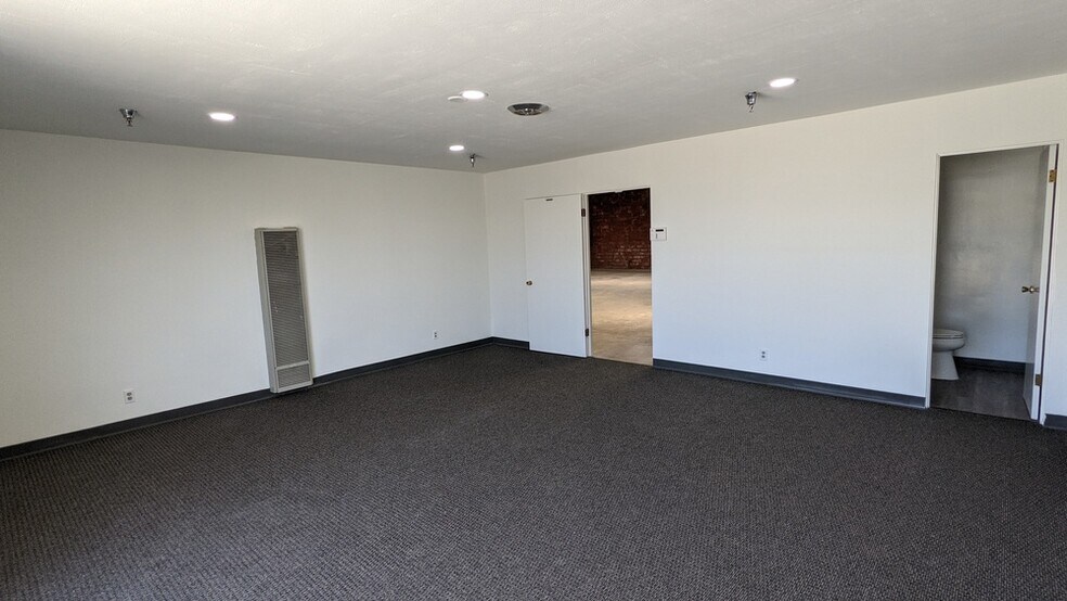 536 E Walnut Ave, Fullerton, CA à louer - Photo intérieure – Image 3 sur 4