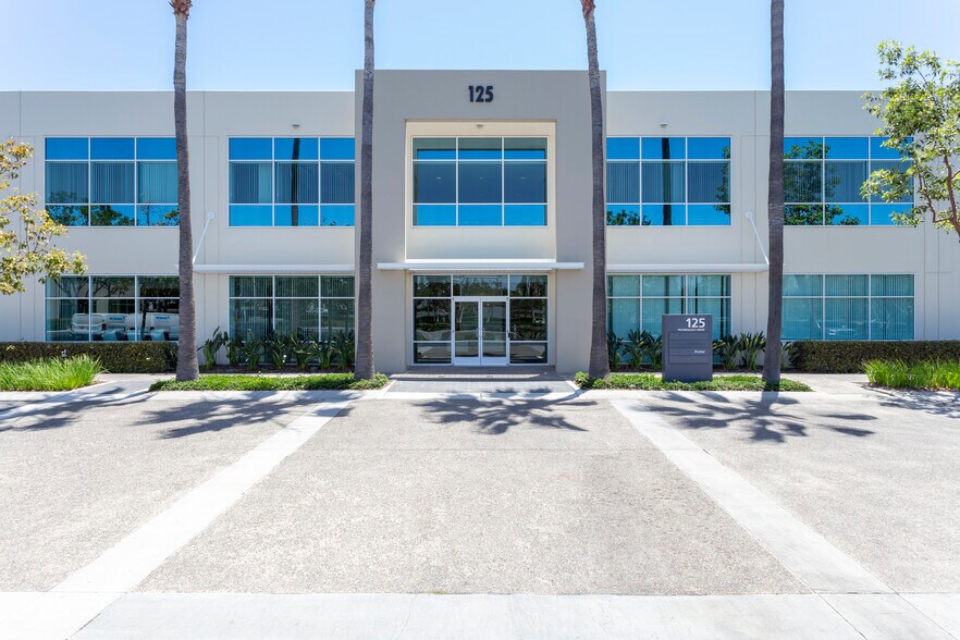 125 Technology Dr, Irvine, CA à louer - Photo principale – Image 1 sur 6