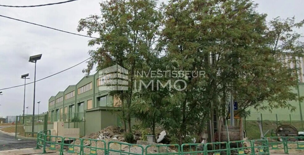 Local d’activités dans Stains à louer - Photo de l’immeuble – Image 1 sur 5