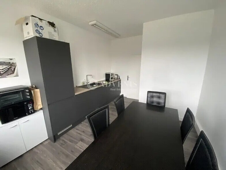 Bureau dans Montigny-le-Bretonneux à louer - Photo de l’immeuble – Image 2 sur 4